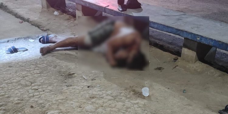 Tomando Coca em pracinha do Manoa homem leva balaços pelas costas