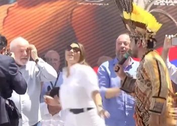 Janja se empolga e dança Boi Bumbá em Parintins