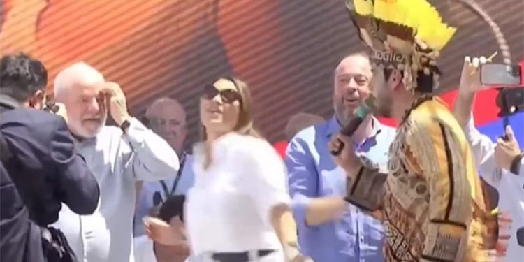 Janja se empolga e dança Boi Bumbá em Parintins