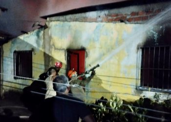 Casa fica em chamas e adolescente precisa ser resgatado pelos bombeiros