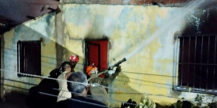 Casa fica em chamas e adolescente precisa ser resgatado pelos bombeiros