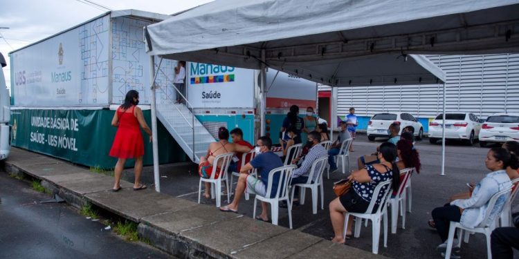 UBS Móvel 04 da prefeitura atende população do Parque 10 de Novembro