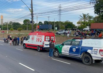 Motociclista em alta velocidade acerta pedestre de cheio na zona Leste