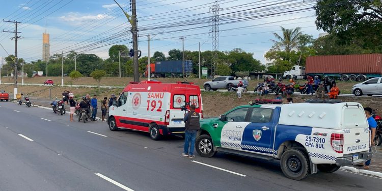 Motociclista em alta velocidade acerta pedestre de cheio na zona Leste