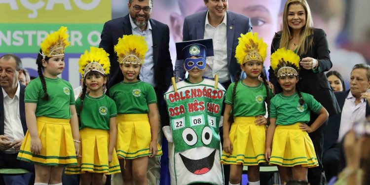 Governo do Amazonas e prefeitos assinam acorod para alfabetizar crianças até o final do 2º ano