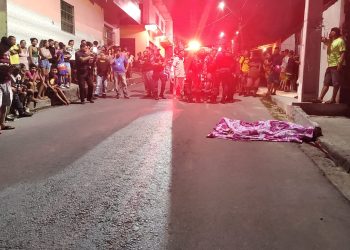 Jovem é executado ao chegar em casa em moto de app