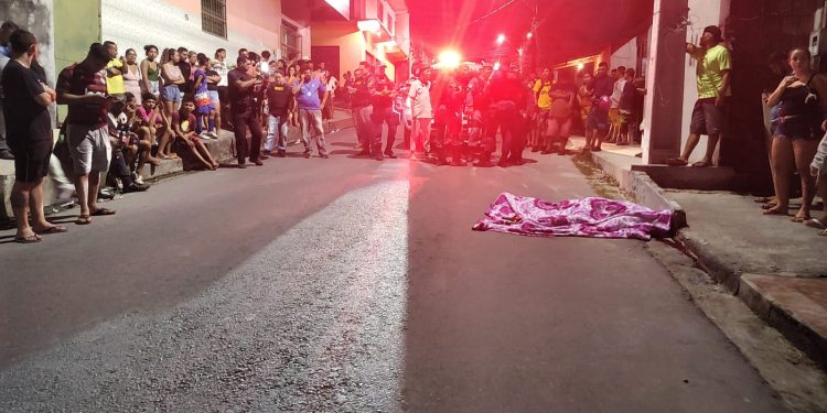 Jovem é executado ao chegar em casa em moto de app