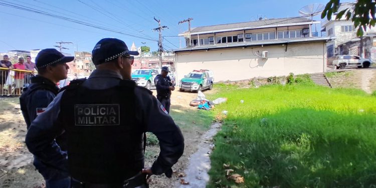 Embrulhado em lona, cadáver masculino é encontrado no São Raimundo