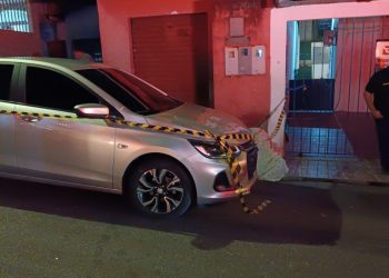 Sentado na calçada, jovem é executado com 8 tiros na cabeça