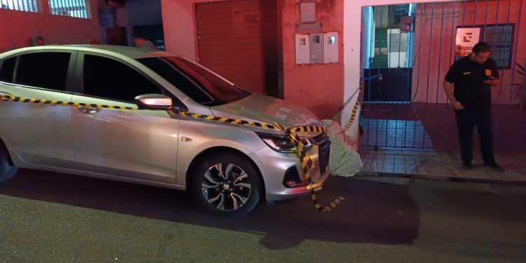 Sentado na calçada, jovem é executado com 8 tiros na cabeça