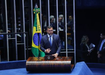 “Se a Zona Franca enfraquece, é começar a tacar fogo na floresta”, diz Wilson Lima no Senado