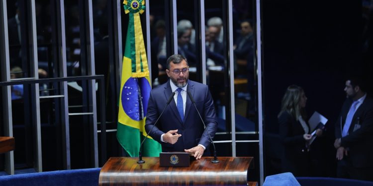 “Se a Zona Franca enfraquece, é começar a tacar fogo na floresta”, diz Wilson Lima no Senado