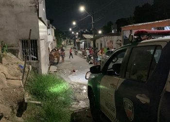 Homem faz procedimento estético para ficar com os olhos azuis