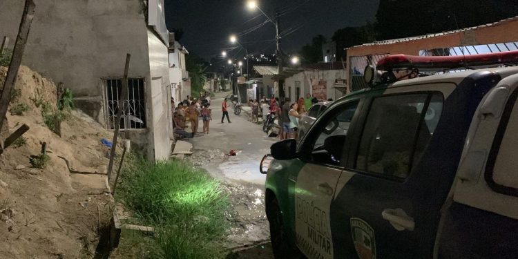 Homem faz procedimento estético para ficar com os olhos azuis