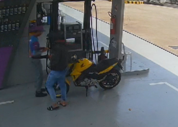 Não era cliente, era ladrão: câmera flagra assalto a frentista em posto de combustível em Manaus; veja