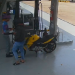 Não era cliente, era ladrão: câmera flagra assalto a frentista em posto de combustível em Manaus; veja
