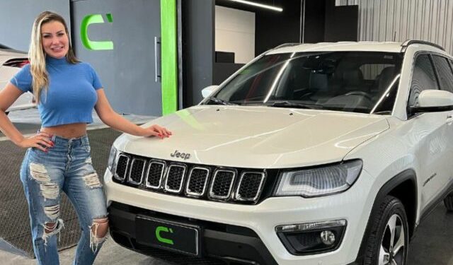 Andressa Urach compra carro de R$ 180 mil e comemora: ‘Todo trabalhador é digno’