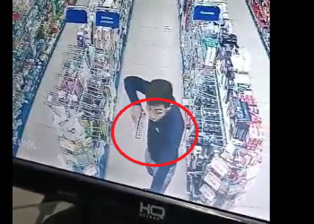 Vídeo mostra assaltante de ‘cara limpa’ apontando arma e roubando Pague Menos no Crespo