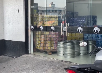 Bandidos encomendam bebidas, fazem funcionários reféns e levam 27 mil de distribuidora