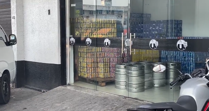 Bandidos encomendam bebidas, fazem funcionários reféns e levam 27 mil de distribuidora