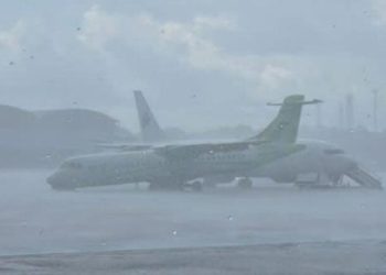 Casa fica em chamas e adolescente precisa ser resgatado pelos bombeiros