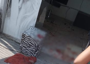 Pistoleiros acertam tiro no pescoço de barbeiro dentro do salão em Manaus