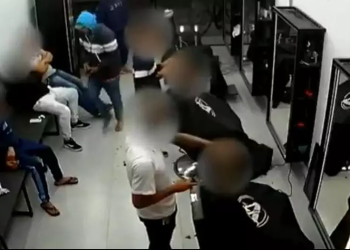 Barbeiro continua cortando o cabelo mesmo sendo assaltado e mostra que nada mais o abala; vídeo