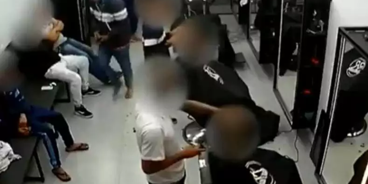 Barbeiro continua cortando o cabelo mesmo sendo assaltado e mostra que nada mais o abala; vídeo