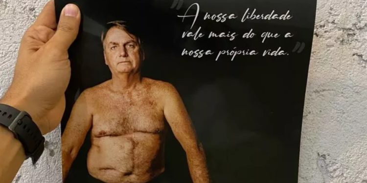Veja: Eduardo Bolsonaro vende calendário com foto do pai sem camisa por R$ 69,90