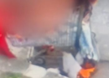 Vídeo: traficantes queimam viciado vivo dentro de carrinho do supermercado
