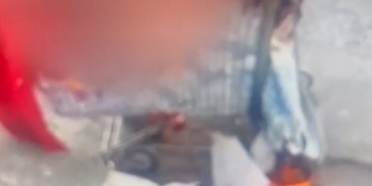 Vídeo: traficantes queimam viciado vivo dentro de carrinho do supermercado