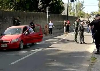 Pai vai deixar o filho na escola e os dois morrem com vários tiros dentro de carro