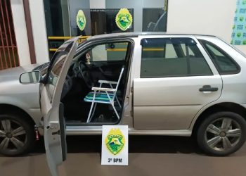 Homem é flagrado dirigindo Gol em cadeira de praia após cair em blitz