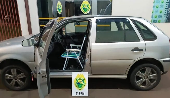 Homem é flagrado dirigindo Gol em cadeira de praia após cair em blitz