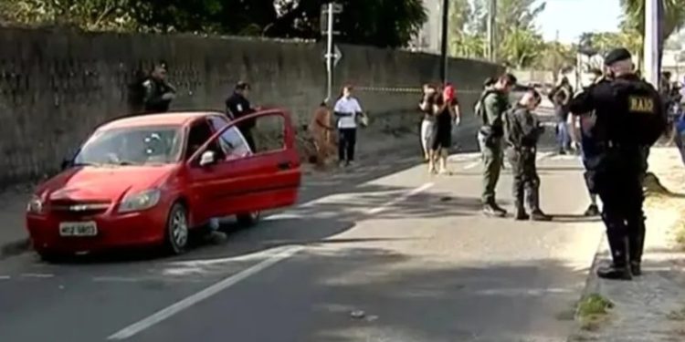 Pai vai deixar o filho na escola e os dois morrem com vários tiros dentro de carro