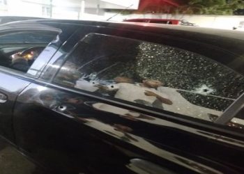 Homem leva mais de 20 tiros dentro do carro ao ser atacado em frente de casa na Compensa