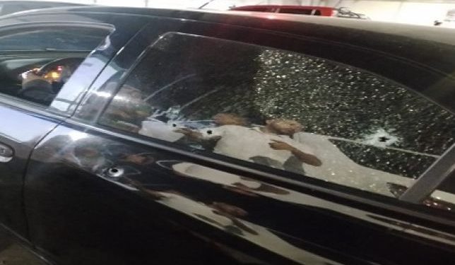 Homem leva mais de 20 tiros dentro do carro ao ser atacado em frente de casa na Compensa