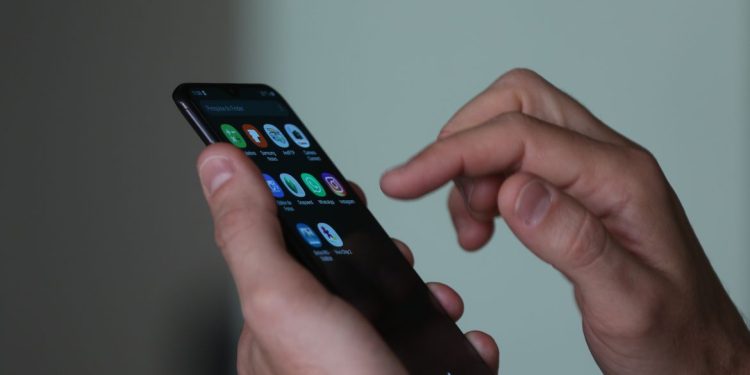 Mulher é roubada em R$ 13 mil após emprestar celular para o colega em Manaus