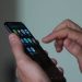 Mulher é roubada em R$ 13 mil após emprestar celular para o colega em Manaus