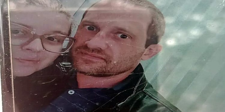 Pai encontra filha morta com terço e pedaço de bíblia após receber confissão do genro: ‘Sinto muito’
