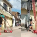 Vídeo: Mulher ficar enfurecida ao ter o ‘gato’ descoberto e derruba escada dos funcionários