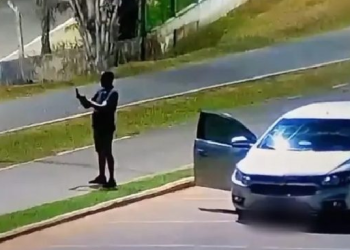 Ensaio? Homem é flagrado fazendo fotos de mulher como ela ‘veio ao mundo’ em parque