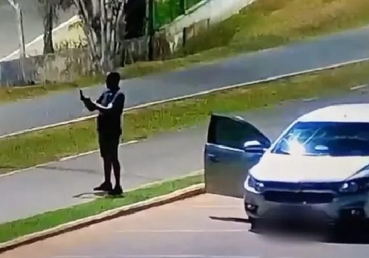 Ensaio? Homem é flagrado fazendo fotos de mulher como ela ‘veio ao mundo’ em parque