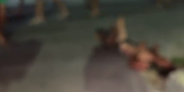Suspeito de estuprar menina de 9 anos é arrastado para o meio da rua em Manaus e espancado