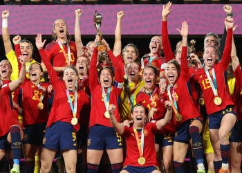 Espanholas superam inglesas e ensinam ao mundo como as mulheres jogam futebol