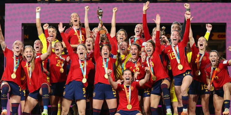 Espanholas superam inglesas e ensinam ao mundo como as mulheres jogam futebol