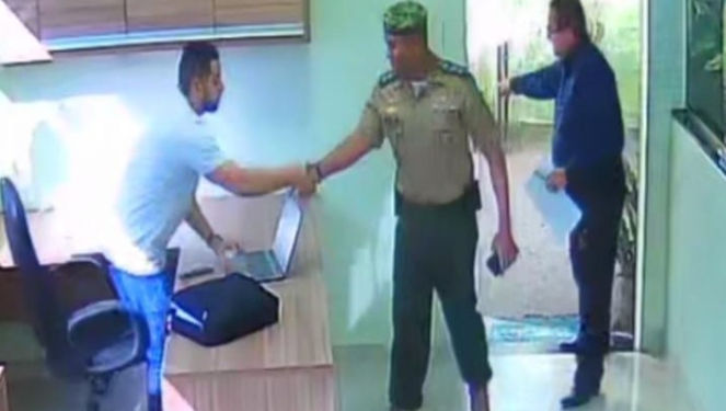 Homem que se passava por capitão do Exército é preso em Manaus com arma e fardamento militar