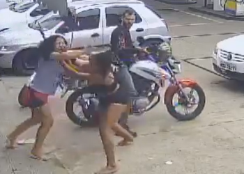 ‘Thayná, olha a sua barriga’, grita mulher desesperada ao ver grávida brigando com a amante do marido; vídeo