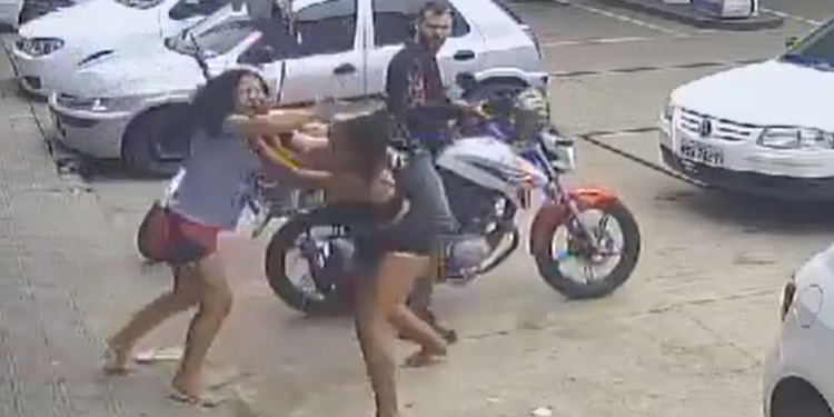 ‘Thayná, olha a sua barriga’, grita mulher desesperada ao ver grávida brigando com a amante do marido; vídeo