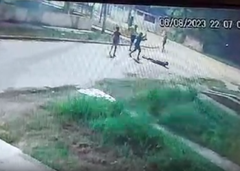 Vídeo mostra jovens de 14 a 16 anos tentando matar na porrada homem em Eirunepé; eles foram apreendidos